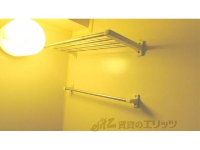 ユニットバス　トイレ上部に収納があります