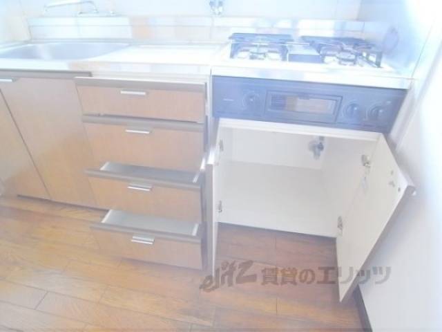 キッチン　下部収納　調理器具、調味料が入れられます。