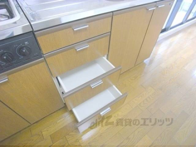 キッチン　キッチン下部収納　キッチン収納充実しています。