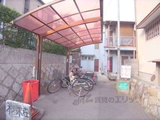 駐輪場 屋根付きの駐輪場です。