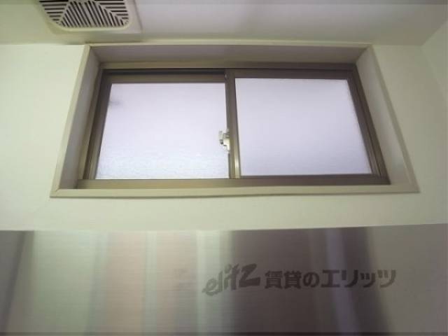 キッチン　小窓