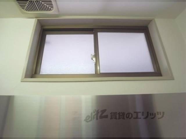 キッチン　小窓