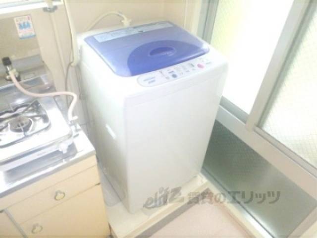 冷蔵庫置場　洗濯機完備。