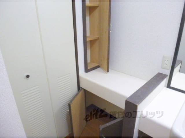 洗面所　洗面所横の収納です。