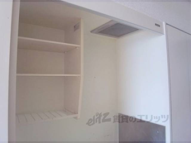 収納　キッチン上部