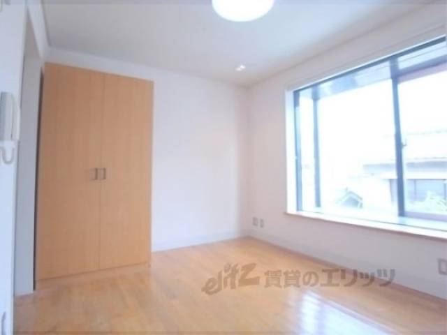 居室　大きな出窓が付いています。