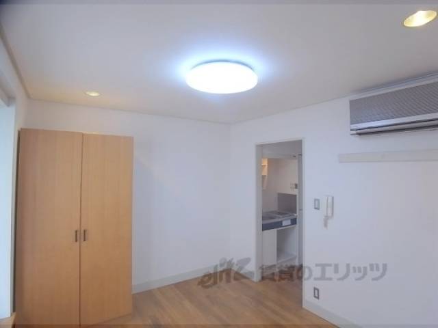 照明　大きく部屋の隅々まで明るいです。