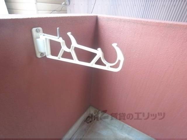ベランダ　物干しざお掛け
