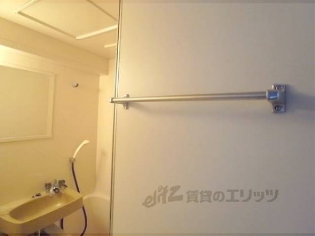 ユニットバス　扉　扉にタオルかけ。些細な気遣いが嬉しい。