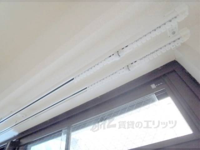 カーテンレール　2本付いています。
