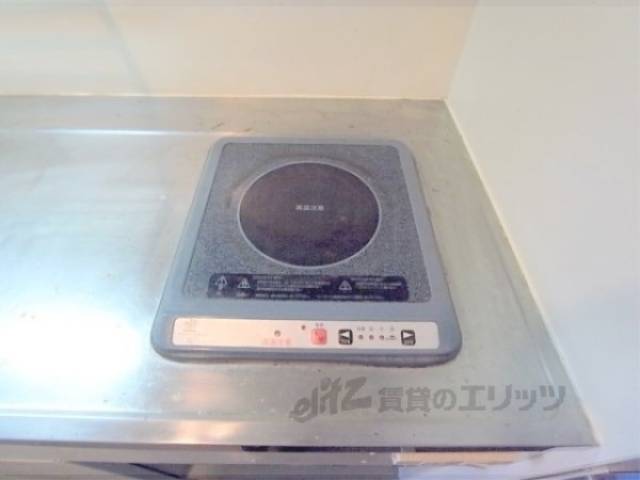 キッチン　コンロ　１口の電化コンロ付きです。