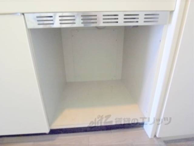 キッチン　冷蔵庫置場　小さい冷蔵庫を置くことができます。