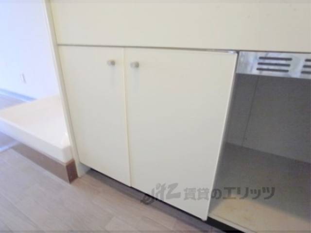 キッチン　下部収納　下部にも収納スペースがありますよ。