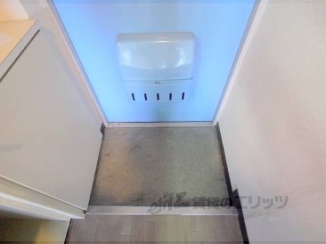 玄関　水色のおしゃれなドアです。