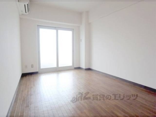 居室　陽ざしがたっぷり入ってきますね。