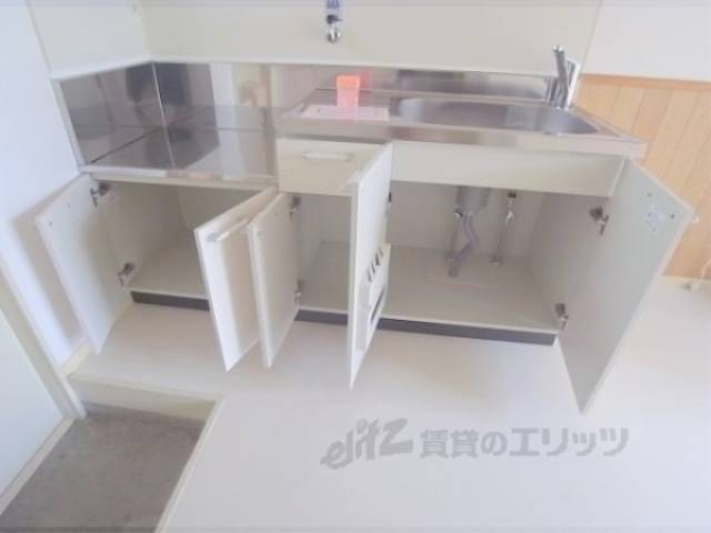 キッチン　下部収納　こちらにも収納スペースがあります。