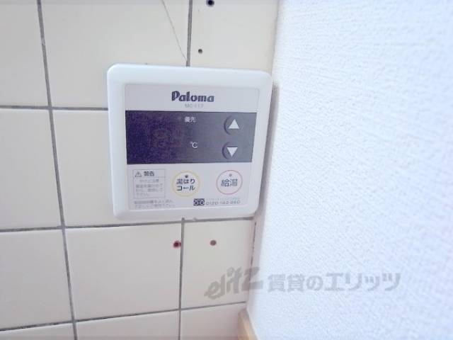 給湯リモコン　お湯の温度調節が簡単にできます。
