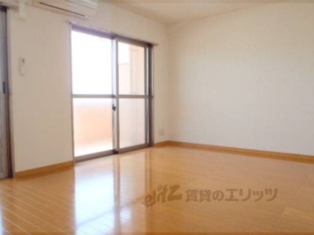 リビング　大きな窓が2つもある明るいリビング・