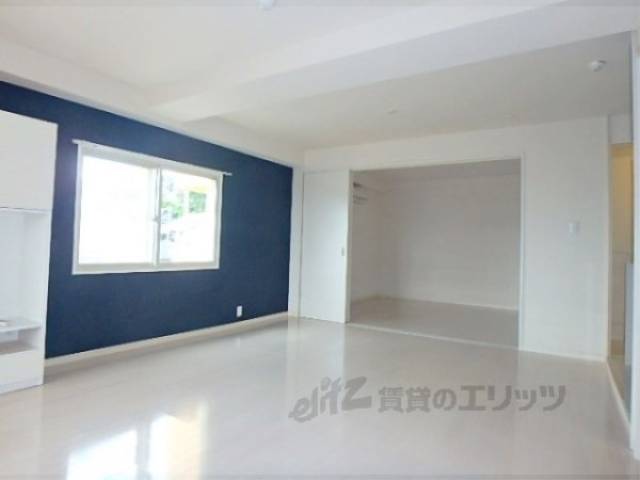 リビング　２面窓で明るいお部屋です。