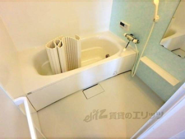 風呂　足も十分に伸ばせる広さです。