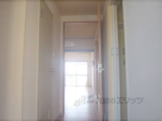 廊下　玄関から見た室内です