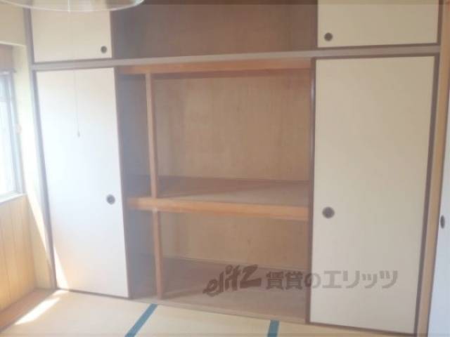 収納　布団や洋服もしまえる大きめの押入れです