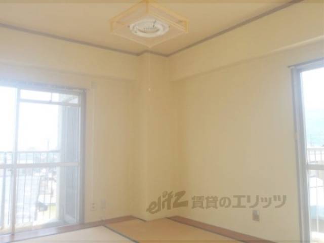 和室　南向き窓に面した6帖の明るい和室です