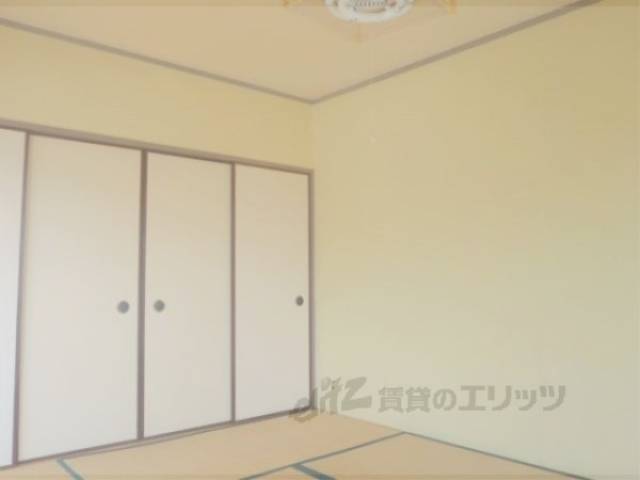 和室　南向き窓に面した6帖の明るい和室です