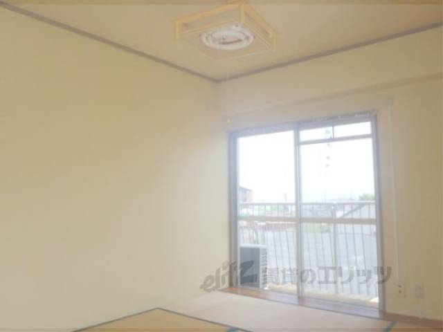 和室　南向き窓に面した6帖の明るい和室です