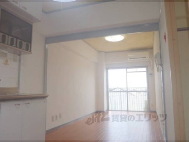 リビング　南向きベランダに面す10帖のリビングです