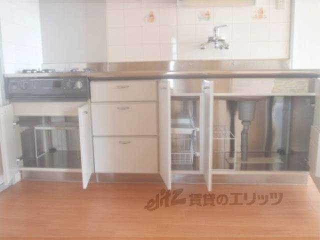 キッチン　キッチン下も調理器具など収納できます