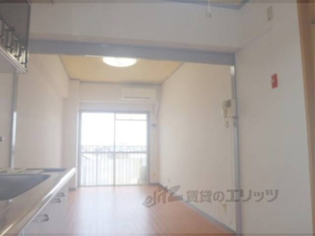 リビング　南向きベランダに面す10帖のリビングです