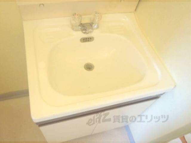 洗面所　シンプルで使いやすい独立洗面台です