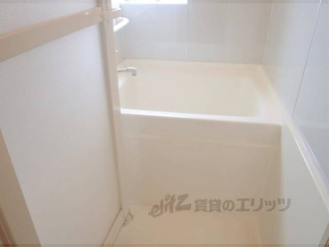 風呂　お風呂場も窓があり明るいです