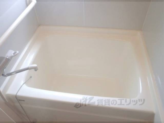 風呂　お風呂場も窓があり明るいです