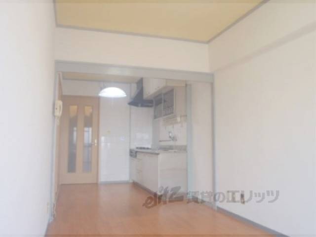 リビング　南向きベランダに面す10帖のリビングです