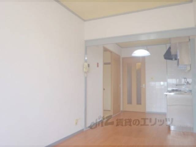 リビング　南向きベランダに面す10帖のリビングです