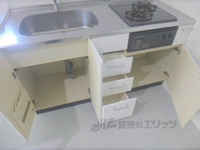 収納棚の下部
