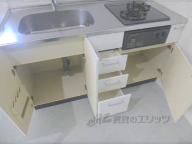 収納棚の下部