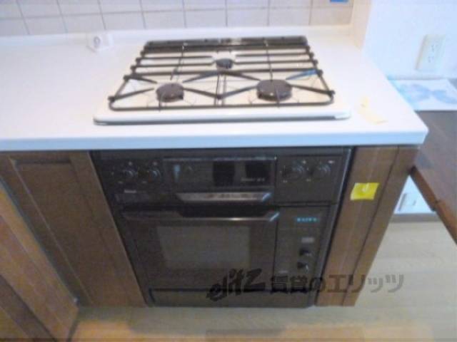 キッチン　オーブン付きです。