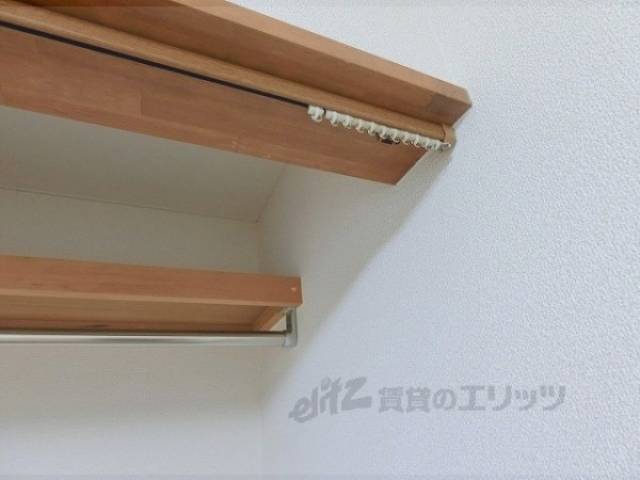 収納　カーテンレール