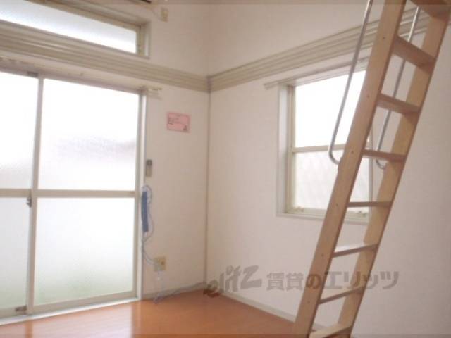 洋室　角部屋は2面窓です