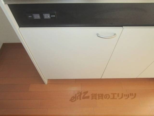 収納　キッチン下部