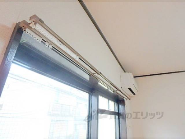 カーテンレール　2レーン付いています。