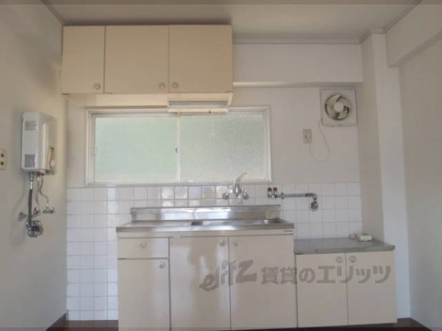 キッチン　上部収納有