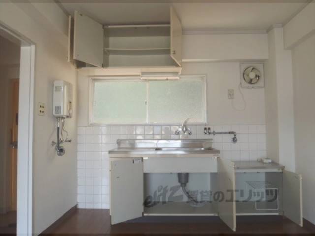 キッチン　上部収納有