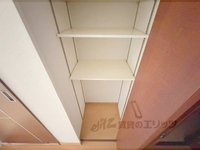 収納　棚板は高さ調節可能