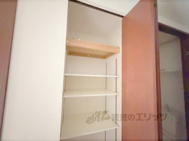 収納　棚板は高さ調節可能