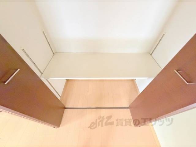 収納　棚板は高さ調節可能