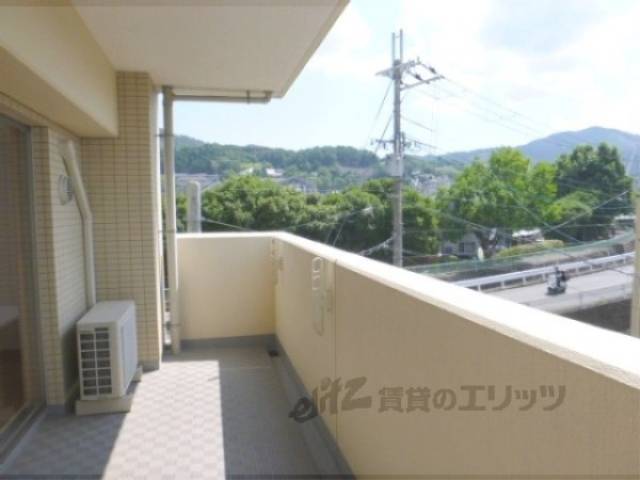 ベランダ　南向き。広々としています。